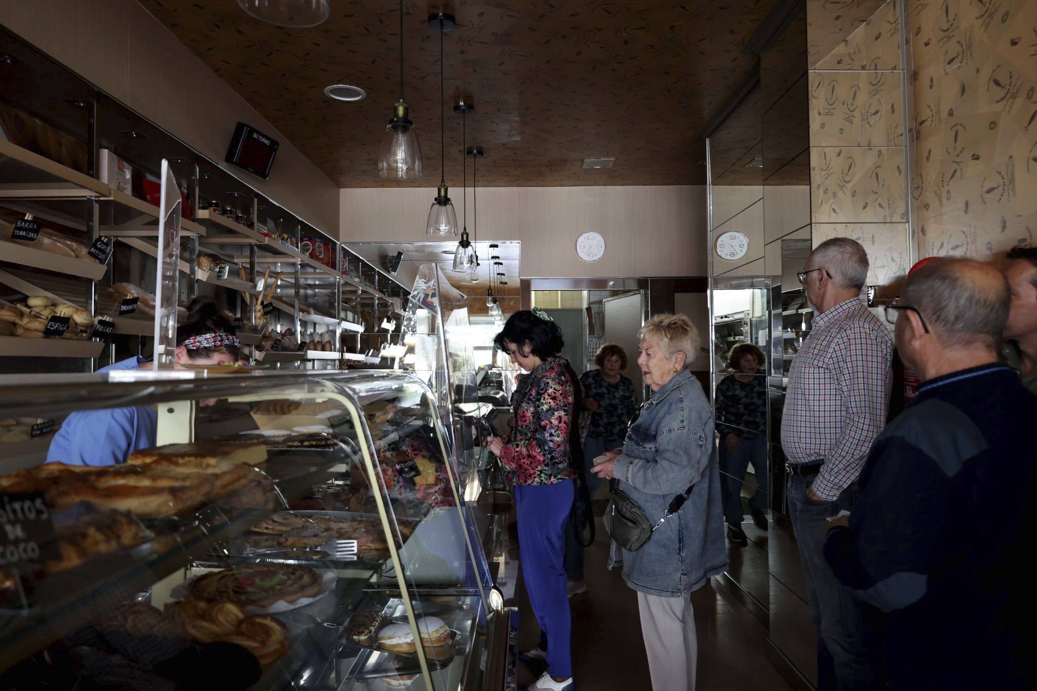 Un comercio atiende a los clientes durante el apagn.